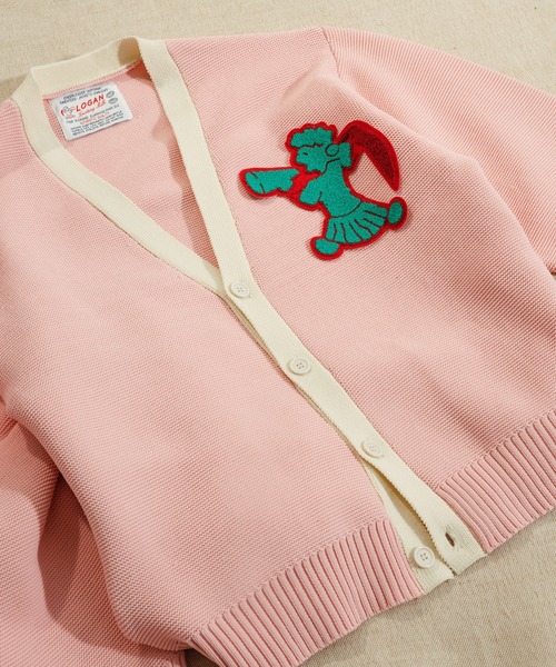 ADAM ET ROPE'（アダムエロペ）の「【LOGAN/ローガン 別注】カレッジニット オーバーシルエット カーディガン/ワッペン付（カーディガン/ボレロ・メンズ・ホワイト/ブルー系その他6/ピンク・M/L）」の16枚目の写真