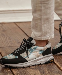 1PIU1UGUALE3  RELAX （ウノピゥウノウグァーレトレ リラックス）の「1PIU1UGUALE3 RELAX(ウノピゥウノウグァーレトレ)カモ柄ロゴスニーカー（スニーカー・メンズ）」