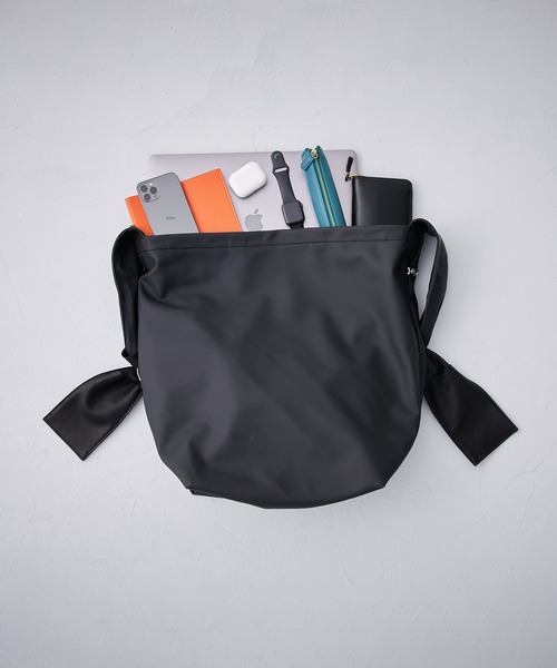 PUBLIC TOKYO（パブリックトウキョウ）の「〈YOROZU別注〉ポリカーボネートタスキショルダーバッグL/ビッグショルダー（ショルダーバッグ・メンズ・ブラック・FREE）」の14枚目の写真