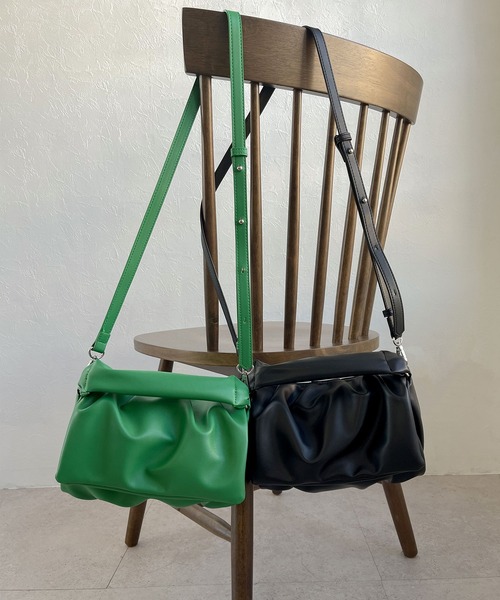 ＡＮＤＪ（アンドジェイ）の「2WAYショルダー付餃子バッグ（ショルダーバッグ・レディース・ブラック/グリーン・M）」の4枚目の写真