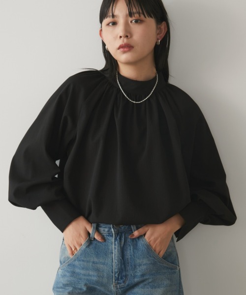 Aunt Marie's(アントマリーズ)の「ギャザーデザインボリュームブラウス(シャツ/ブラウス・レディース・ブラック/アイボリー/ブルー・FREE)」の2枚目の写真
