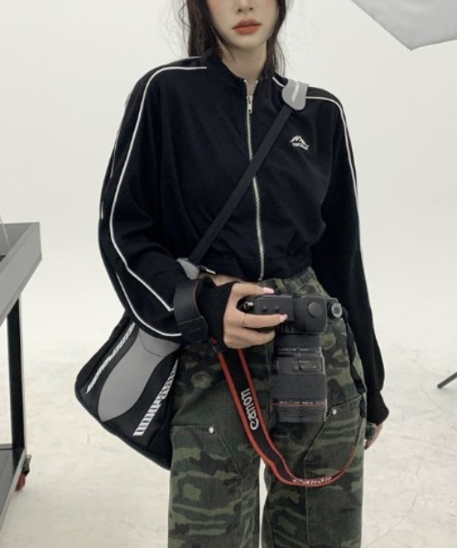 .KOM（ドットコム）の「『.KOM/ドットケーオーエム』パイピングワンポイント刺繍クロップドジャージ（ジャージ・レディース・ブラック・FREE）」の2枚目の写真