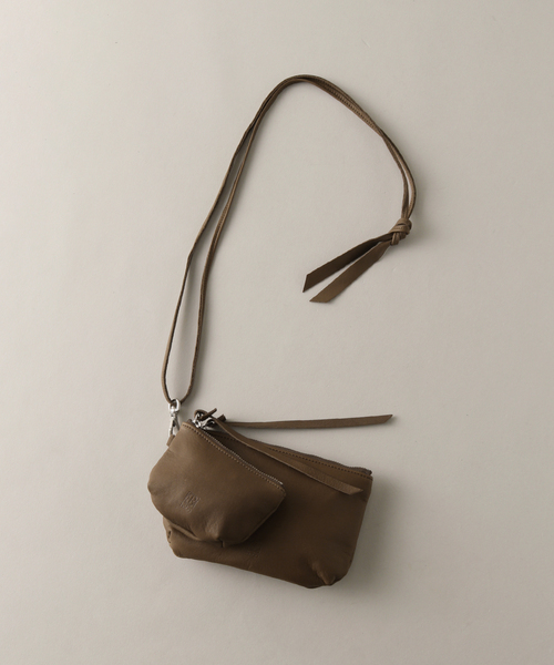 hobo（ホーボー）の「【hobo×JOURNAL STANDARD/ホーボー】別注 PAIR CASE COW LEATHER WITH STRAP（クラッチバッグ・メンズ・ブラック/チョコ・FREE）」の2枚目の写真