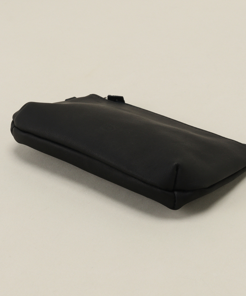 hobo（ホーボー）の「【hobo×JOURNAL STANDARD/ホーボー】別注 PAIR CASE COW LEATHER WITH STRAP（クラッチバッグ・メンズ・ブラック/チョコ・FREE）」の5枚目の写真