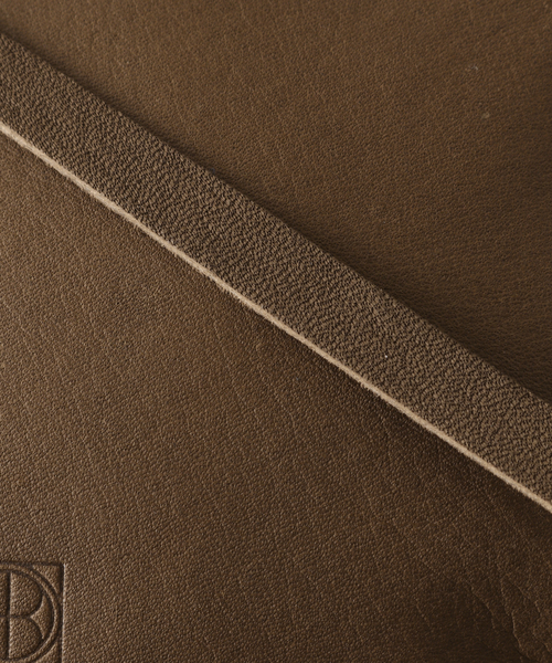 hobo（ホーボー）の「【hobo×JOURNAL STANDARD/ホーボー】別注 PAIR CASE COW LEATHER WITH STRAP（クラッチバッグ・メンズ・ブラック/チョコ・FREE）」の17枚目の写真