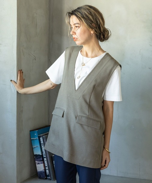 BAYFLOW（ベイフロー）の「リネンライクVネックベスト（ベスト・レディース・ネイビー/カーキ/ベージュ・FREE）」の2枚目の写真