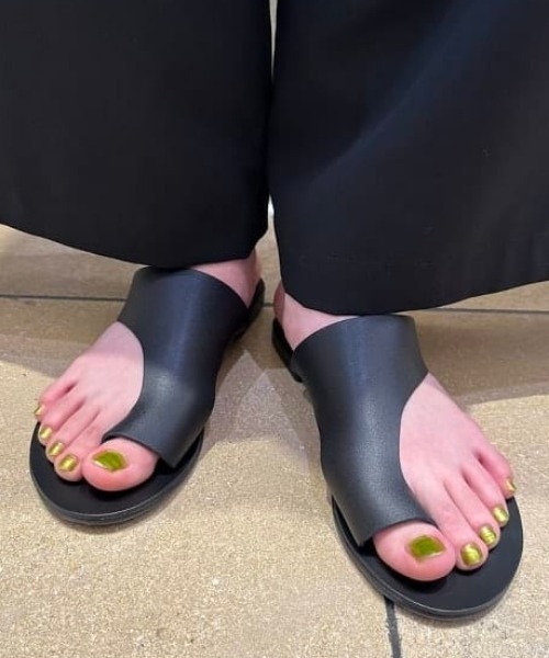 Ray BEAMS(レイビームス)の「NICOLAS LAINAS / カット アウト サンダル(サンダル・レディース・ブラック・35/36/37/38/39)」の1枚目の写真