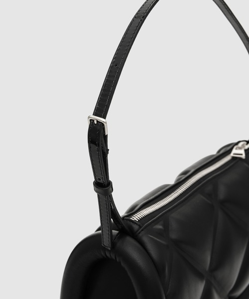 JW Anderson（ジェイダブリューアンダーソン）の「バッグ（ハンドバッグ・レディース・ブラック・ONE SIZE）」の4枚目の写真