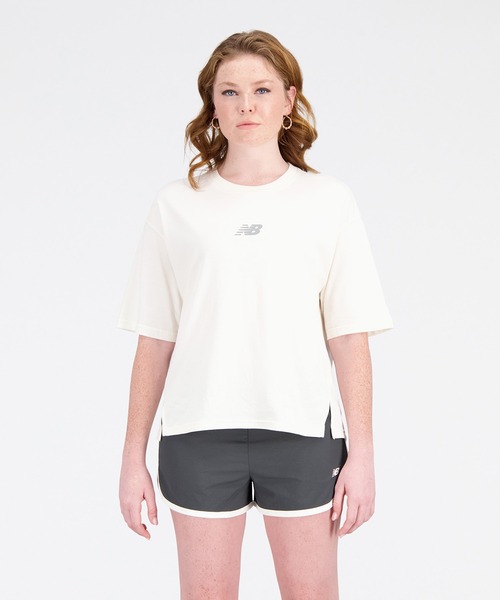 NEW BALANCE(ニューバランス)の「NB Athletics オーバーサイズショートスリーブTシャツ(Tシャツ/カットソー・レディース・ブルー系その他/ブラック/グレイッシュベージュ・SMALL/MEDIUM/X-LARGE/LARGE)」の2枚目の写真