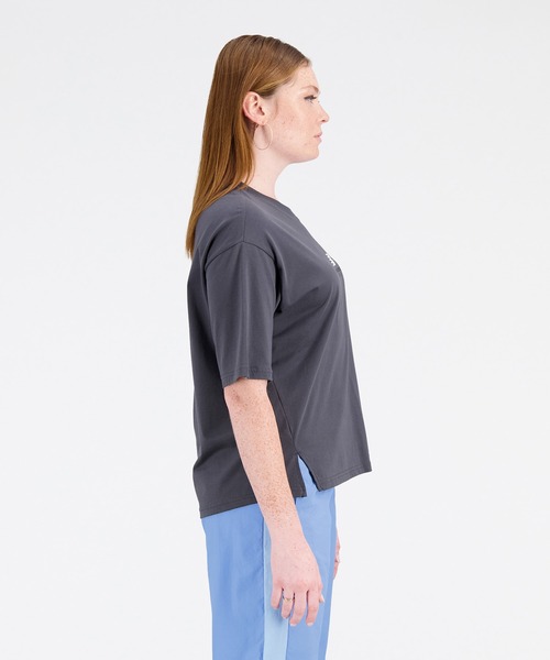 NEW BALANCE(ニューバランス)の「NB Athletics オーバーサイズショートスリーブTシャツ(Tシャツ/カットソー・レディース・ブルー系その他/ブラック/グレイッシュベージュ・SMALL/MEDIUM/X-LARGE/LARGE)」の4枚目の写真