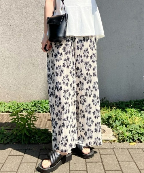 HONEYSUCKLE ROSE（ハニーサックルローズ）の「【接触冷感】【HONEYSUCKLE ROSE】サラサラ柄プリーツパンツ（その他パンツ・レディース・ブラック×ホワイト/ホワイト×カーキブラウン/チャコールグレー×ブラック/ベージュ・M-L）」の3枚目の写真