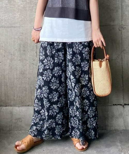 HONEYSUCKLE ROSE（ハニーサックルローズ）の「【接触冷感】【HONEYSUCKLE ROSE】サラサラ柄プリーツパンツ（その他パンツ・レディース・ブラック×ホワイト/ホワイト×カーキブラウン/チャコールグレー×ブラック/ベージュ・M-L）」の4枚目の写真