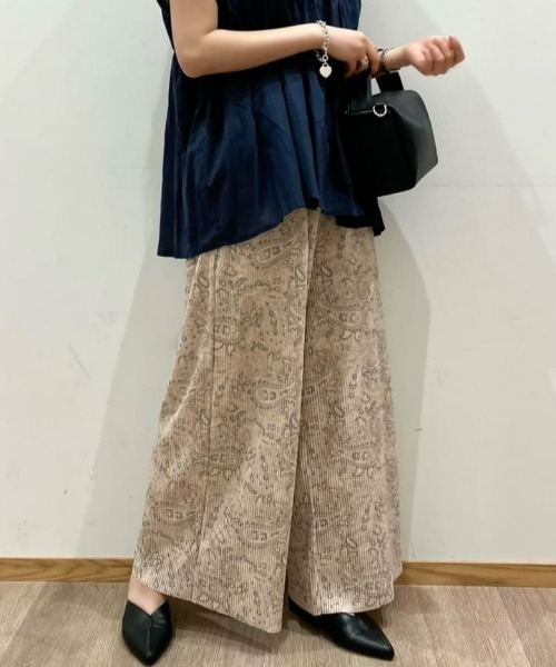 HONEYSUCKLE ROSE（ハニーサックルローズ）の「【接触冷感】【HONEYSUCKLE ROSE】サラサラ柄プリーツパンツ（その他パンツ・レディース・ブラック×ホワイト/ホワイト×カーキブラウン/チャコールグレー×ブラック/ベージュ・M-L）」の2枚目の写真