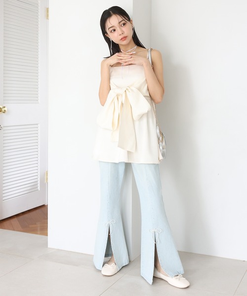 one after another NICE CLAUP(ワンアフターアナザーナイスクラップ)の「【ribbon collection】パールリボンフレアデニム(デニムパンツ・レディース・サックスブルー/インディゴブルー・SMALL/MEDIUM)」の2枚目の写真