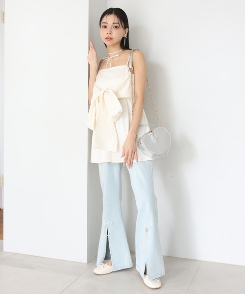 one after another NICE CLAUP(ワンアフターアナザーナイスクラップ)の「【ribbon collection】パールリボンフレアデニム(デニムパンツ・レディース・サックスブルー/インディゴブルー・SMALL/MEDIUM)」の3枚目の写真