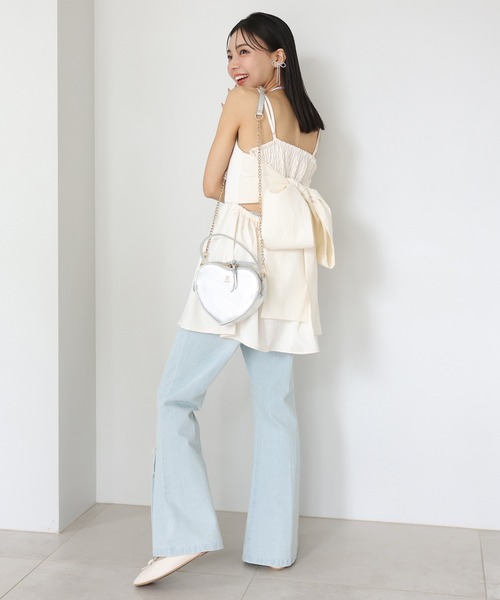one after another NICE CLAUP(ワンアフターアナザーナイスクラップ)の「【ribbon collection】パールリボンフレアデニム(デニムパンツ・レディース・サックスブルー/インディゴブルー・SMALL/MEDIUM)」の5枚目の写真