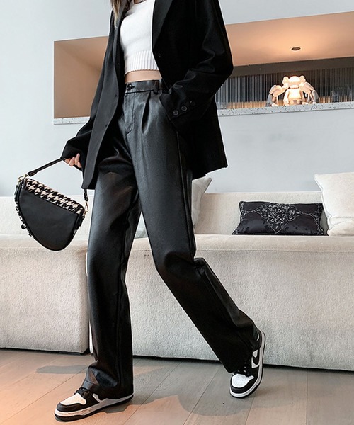 GLAMOROUS JANE(グラマラスジェーン)の「フェイクレザーストレートパンツ(その他パンツ・レディース・ブラック・S/L/M)」の3枚目の写真