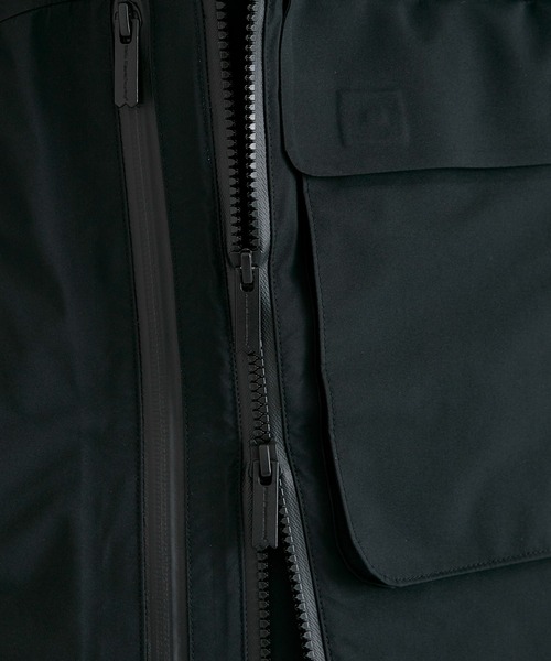 WHITE MOUNTAINEERING(ホワイトマウンテニアリング)の「【White Mountaineering/ホワイトマウンテニアリング】GORE-TEX 30D ASYMMETRY JACKET/ゴアテックス30Dアシンメトリージャケット(マウンテンパーカー・メンズ・ブラック・0/1/2)」の3枚目の写真