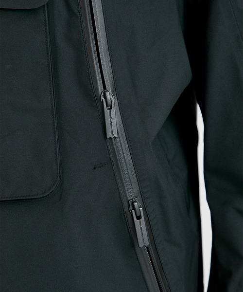 WHITE MOUNTAINEERING(ホワイトマウンテニアリング)の「【White Mountaineering/ホワイトマウンテニアリング】GORE-TEX 30D ASYMMETRY JACKET/ゴアテックス30Dアシンメトリージャケット(マウンテンパーカー・メンズ・ブラック・0/1/2)」の4枚目の写真