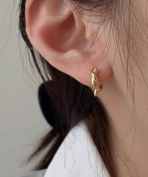 yu-ka（ユーカ）の「YU-KA:シングルノット フープピアス（ピアス（両耳用）・レディース・シルバー/ゴールド・FREE）」の2枚目の写真