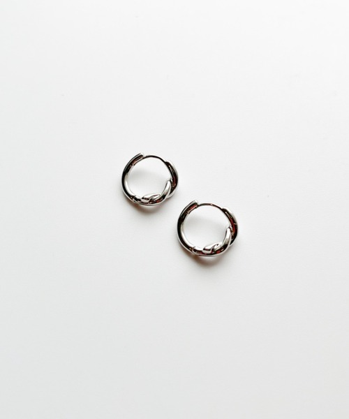 yu-ka（ユーカ）の「YU-KA:シングルノット フープピアス（ピアス（両耳用）・レディース・シルバー/ゴールド・FREE）」の4枚目の写真