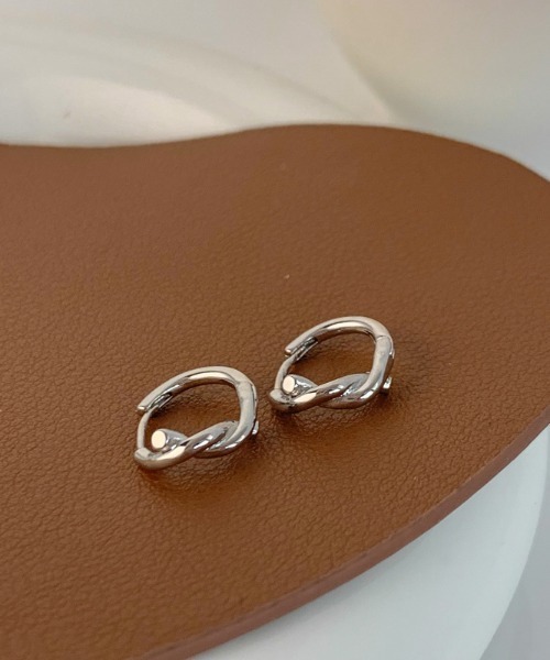 yu-ka（ユーカ）の「YU-KA:シングルノット フープピアス（ピアス（両耳用）・レディース・シルバー/ゴールド・FREE）」の7枚目の写真