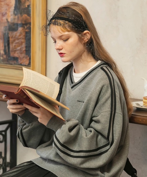 BONLECILL(ボンルシール)の「裏起毛 配色袖ラインVネックスウェットプルオーバー(スウェット・レディース・チャコールグレー/オートミール/グリーン/ブラウン/レッド・FREE)」の2枚目の写真