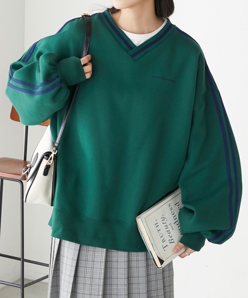 BONLECILL(ボンルシール)の「裏起毛 配色袖ラインVネックスウェットプルオーバー(スウェット・レディース・チャコールグレー/オートミール/グリーン/ブラウン/レッド・FREE)」の1枚目の写真