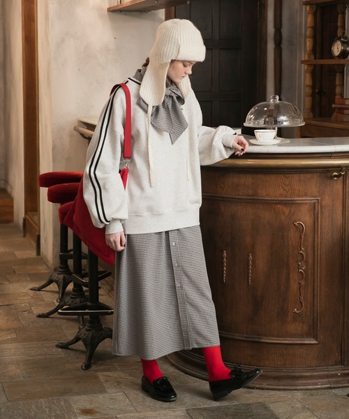 BONLECILL(ボンルシール)の「裏起毛 配色袖ラインVネックスウェットプルオーバー(スウェット・レディース・チャコールグレー/オートミール/グリーン/ブラウン/レッド・FREE)」の13枚目の写真