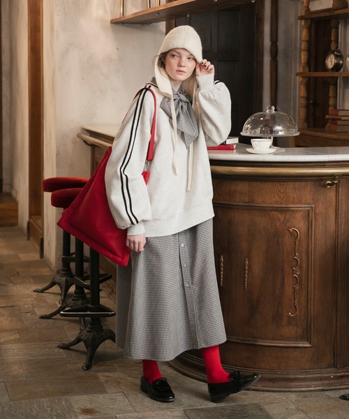 BONLECILL(ボンルシール)の「裏起毛 配色袖ラインVネックスウェットプルオーバー(スウェット・レディース・チャコールグレー/オートミール/グリーン/ブラウン/レッド・FREE)」の14枚目の写真