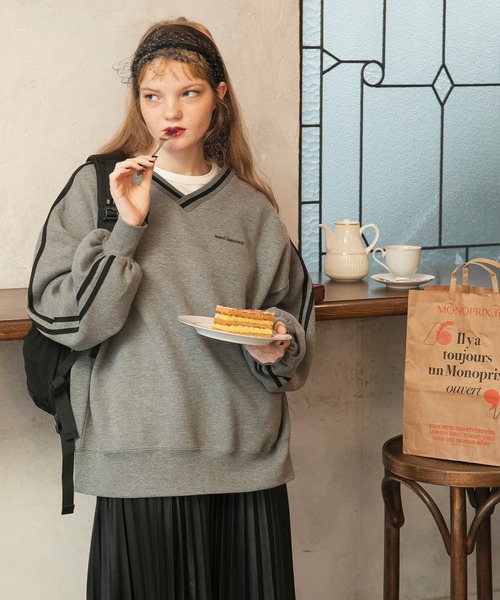 BONLECILL(ボンルシール)の「裏起毛 配色袖ラインVネックスウェットプルオーバー(スウェット・レディース・チャコールグレー/オートミール/グリーン/ブラウン/レッド・FREE)」の18枚目の写真