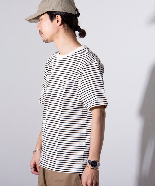 GEVACO(ゲバコ)の「【GEVACO/ゲバコ】クルーネック ボーダーTシャツ ワンポイントロゴ ポケT(Tシャツ/カットソー・メンズ・パープル/グレー/グリーン/アイボリー・M/L)」の2枚目の写真