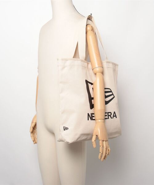 NEW ERA(ニューエラ)の「NEW ERA/ニューエラ ライトトートバッグ CANVAS TOTE フラッグロゴ 14L 13772566(トートバッグ・メンズ・アイボリー/ブラック・FREE)」の3枚目の写真