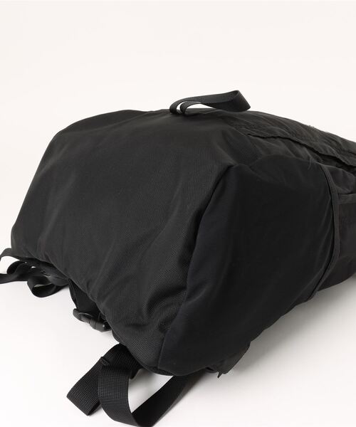 KELTY(ケルティ)の「【直営店限定 KELTY/ケルティ】ユーティリティデイパック/DAYHIKER 23L(バックパック/リュック・メンズ・ブラック/グレー系その他・ONE SIZE)」の4枚目の写真