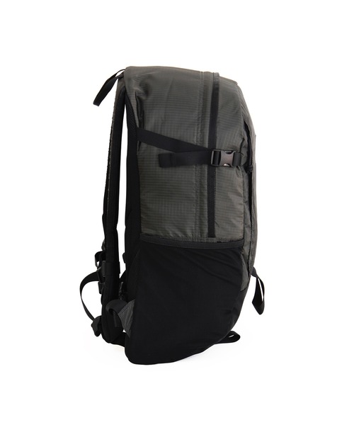 KELTY(ケルティ)の「【直営店限定 KELTY/ケルティ】ユーティリティデイパック/DAYHIKER 23L(バックパック/リュック・メンズ・ブラック/グレー系その他・ONE SIZE)」の8枚目の写真