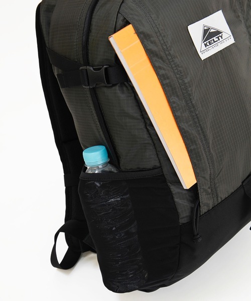 KELTY(ケルティ)の「【直営店限定 KELTY/ケルティ】ユーティリティデイパック/DAYHIKER 23L(バックパック/リュック・メンズ・ブラック/グレー系その他・ONE SIZE)」の10枚目の写真