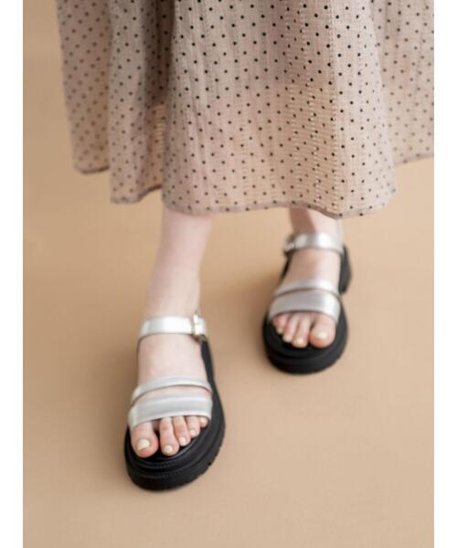 Te chichi TERRASSE（テチチテラス）の「厚底ベルトサンダル（サンダル・レディース・シルバー/オフホワイト/ブラック・L/M）」の3枚目の写真