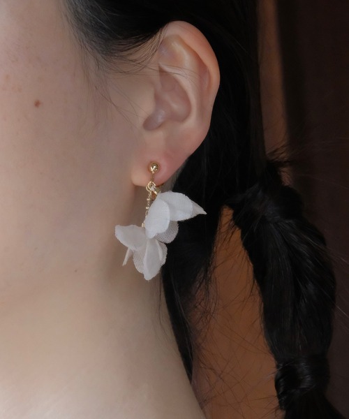 m.soeur（エムスール）の「あじさいチェーンの揺れるピアス（ピアス（両耳用）・レディース・パープル/グリーン・FREE）」の4枚目の写真