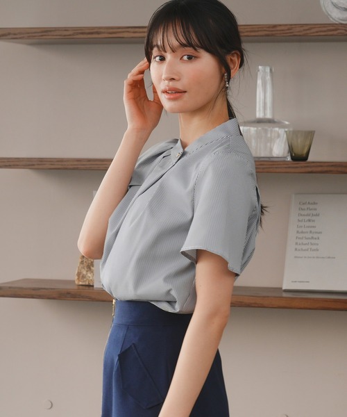 TRUDEA（トルディア）の「アシメネックストライプ半袖ブラウス（シャツ/ブラウス・レディース・ホワイト×ネイビー/ホワイト×ブラック・MEDIUM）」の17枚目の写真