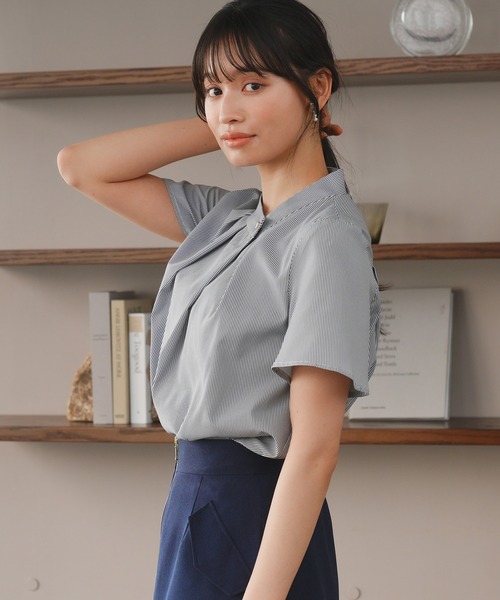 TRUDEA（トルディア）の「アシメネックストライプ半袖ブラウス（シャツ/ブラウス・レディース・ホワイト×ネイビー/ホワイト×ブラック・MEDIUM）」の18枚目の写真