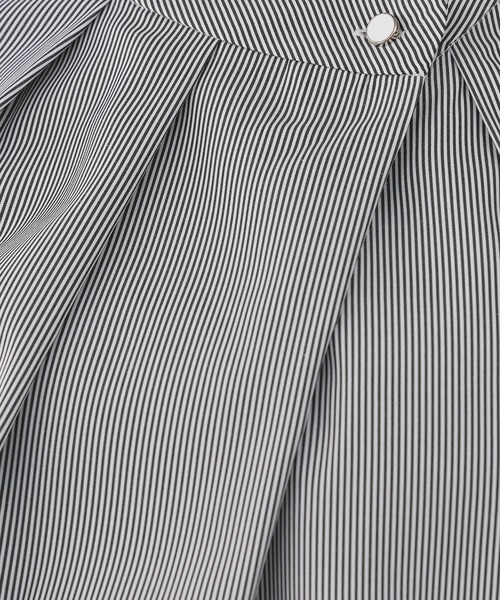 TRUDEA（トルディア）の「アシメネックストライプ半袖ブラウス（シャツ/ブラウス・レディース・ホワイト×ネイビー/ホワイト×ブラック・MEDIUM）」の19枚目の写真