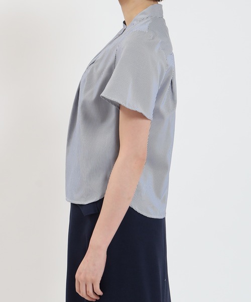 TRUDEA（トルディア）の「アシメネックストライプ半袖ブラウス（シャツ/ブラウス・レディース・ホワイト×ネイビー/ホワイト×ブラック・MEDIUM）」の21枚目の写真