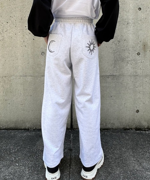 sandlessmoon(サンドレスムーン)の「ロゴスウェットワイドパンツ(スウェットパンツ・レディース・ライトグレー/ブルー・LONG/REGULAR)」の2枚目の写真