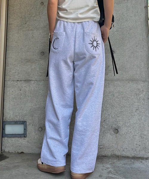 sandlessmoon(サンドレスムーン)の「ロゴスウェットワイドパンツ(スウェットパンツ・レディース・ライトグレー/ブルー・LONG/REGULAR)」の19枚目の写真