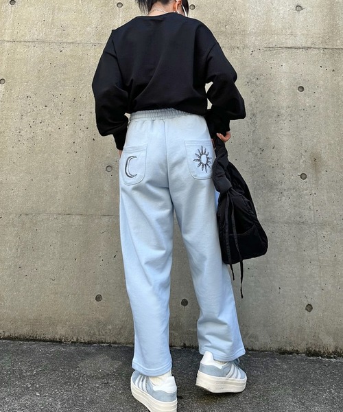 sandlessmoon(サンドレスムーン)の「ロゴスウェットワイドパンツ(スウェットパンツ・レディース・ライトグレー/ブルー・LONG/REGULAR)」の11枚目の写真