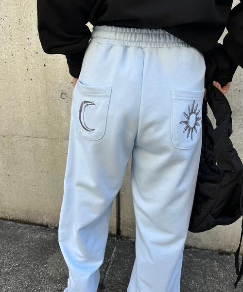 sandlessmoon(サンドレスムーン)の「ロゴスウェットワイドパンツ(スウェットパンツ・レディース・ライトグレー/ブルー・LONG/REGULAR)」の13枚目の写真