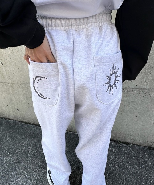 sandlessmoon(サンドレスムーン)の「ロゴスウェットワイドパンツ(スウェットパンツ・レディース・ライトグレー/ブルー・LONG/REGULAR)」の17枚目の写真