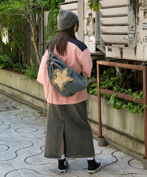 SPINNS（スピンズ）の「ヴィンテージ感のあるグランジスタイルにピッタリ☆スターデニムナップサック　500ml収納可能（バックパック/リュック・レディース・ブラック/ブルー・ONESIZE）」の22枚目の写真