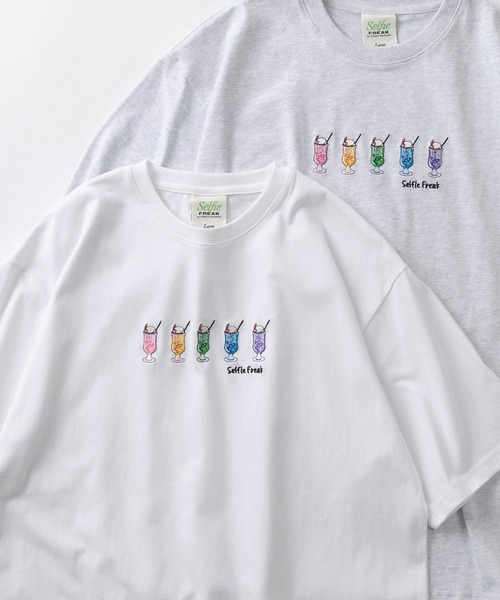 TIMELY WARNING（タイムリーワーニング）の「「Selfie Freak」クリームソーダレトロイラスト カラフルロゴ刺繍＆バックBIGプリントデザイン ビッグシルエット 半袖Tシャツ/リンガーT（Tシャツ/カットソー・レディース・ブラック/ホワイト×レッド/ホワイト×グリーン/ホワイト×ブラック/ダークグリーン/オフホワイト/ホワイト・M/L/XL）」の2枚目の写真