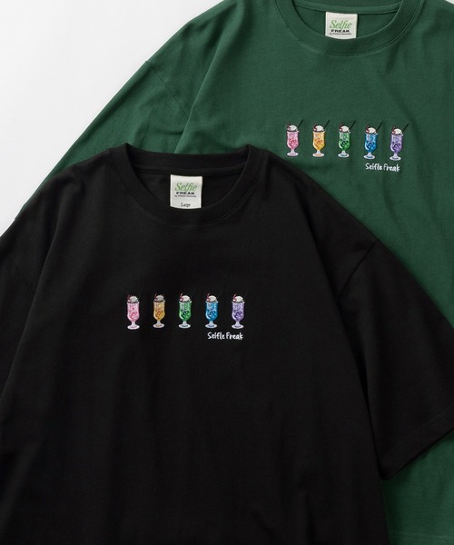 TIMELY WARNING（タイムリーワーニング）の「「Selfie Freak」クリームソーダレトロイラスト カラフルロゴ刺繍＆バックBIGプリントデザイン ビッグシルエット 半袖Tシャツ/リンガーT（Tシャツ/カットソー・レディース・ブラック/ホワイト×レッド/ホワイト×グリーン/ホワイト×ブラック/ダークグリーン/オフホワイト/ホワイト・M/L/XL）」の7枚目の写真